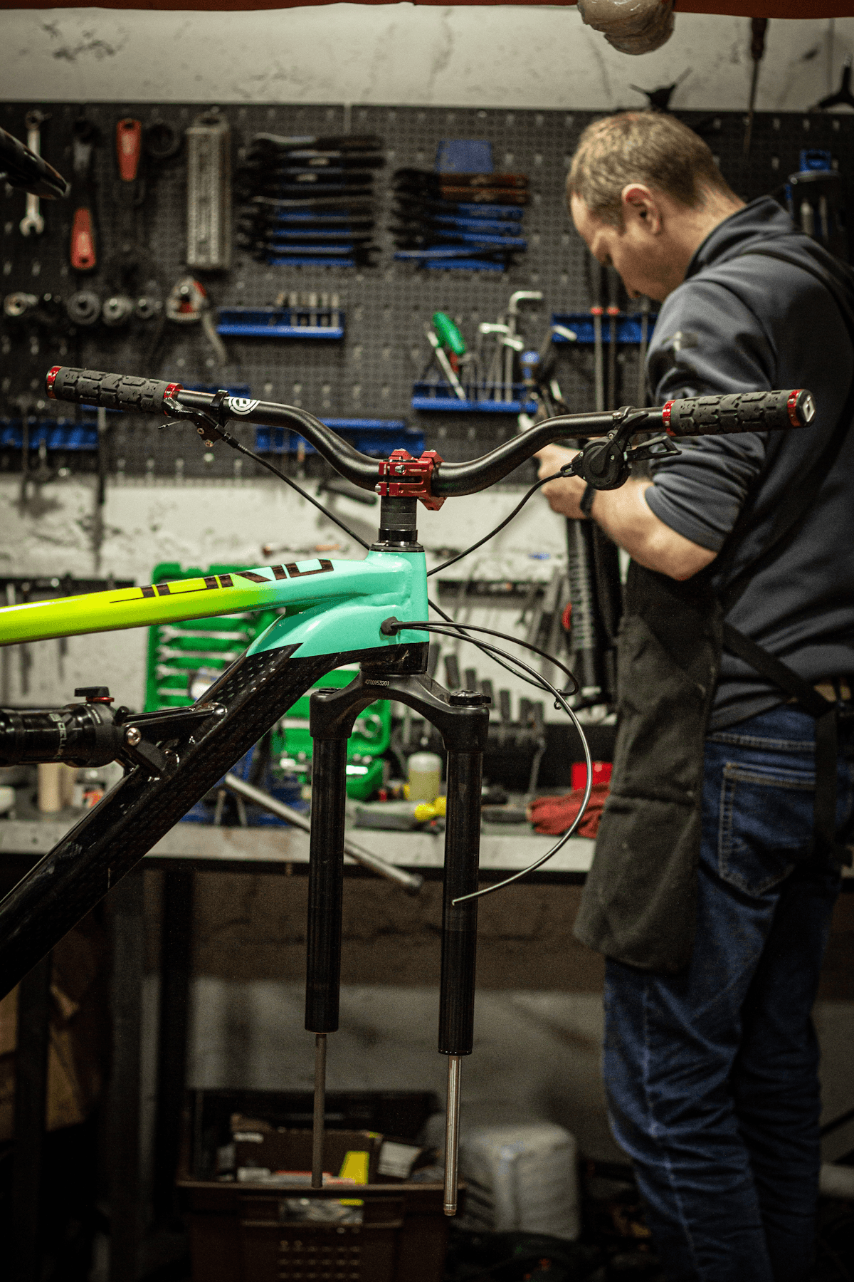 VeloDoctor technicus repareert een fiets in het atelier in Brussel